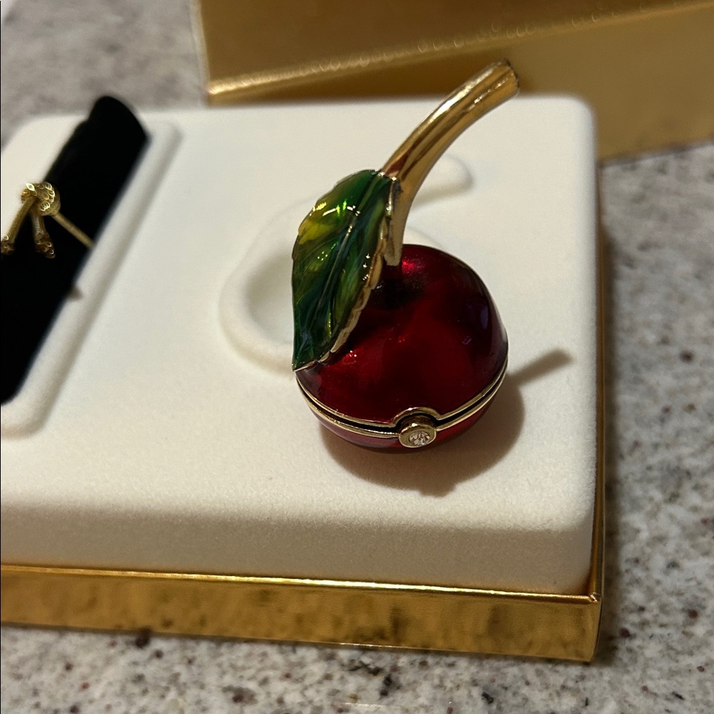 Estée Lauder Red Cherry Perfume Compact - Picture 3 of 3